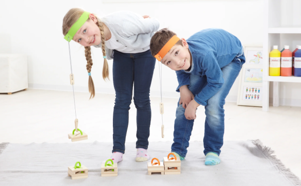 Игра для развития крупной моторики и баланса: " Подними и отпусти "